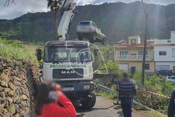  Un todoterreno se sale del camino de Telde a Valsequillo por Arenales por un despiste de su conductor/TA.